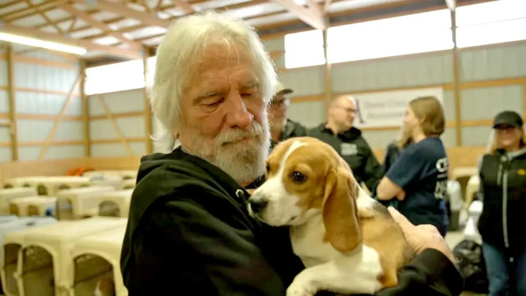 Geezer Butler segurando um Beagle